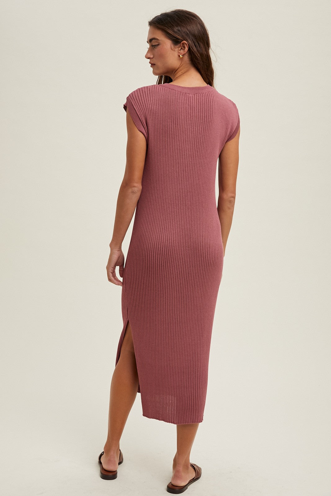 woman wearing a mauve ribbed maxi dress with short sleeves and side slits