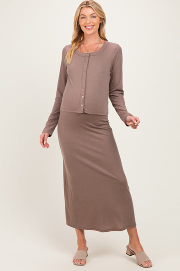 woman wearing a brown ribbed maternity two-piece set with long sleeves and a maxi skirt, showing her baby bump